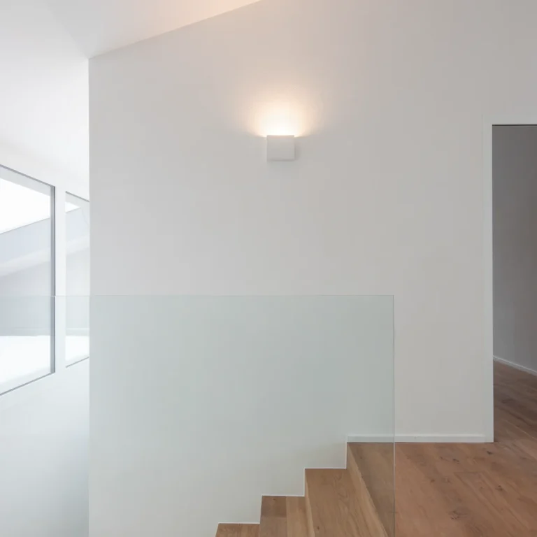 Hell, moderne und freundliche Treppensituation in einem Einfamilienhaus