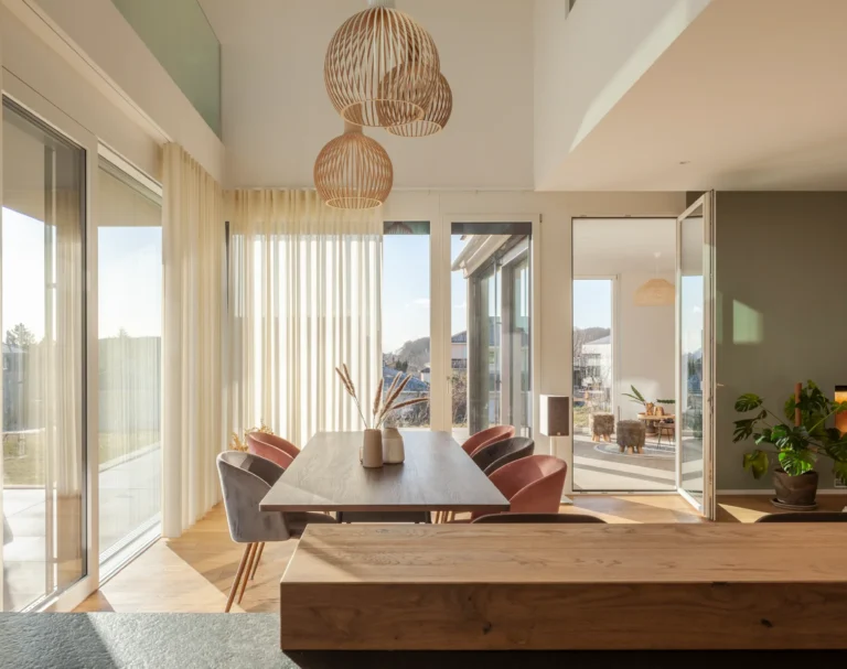 Blick von Küche aus auf den Esstisch eines freundlich, hell und warm eingerichteten Einfamlienhauses.auses