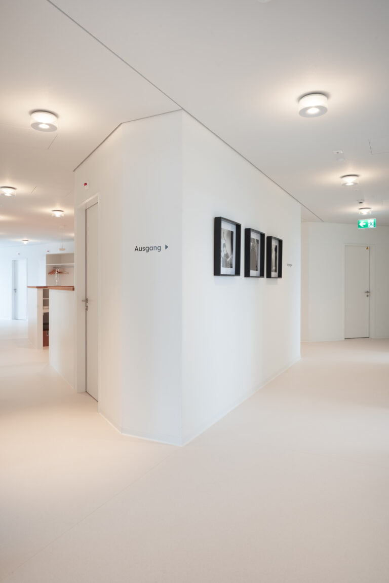 Foto mit Blick auf hell erleuchtete Praxisräume.