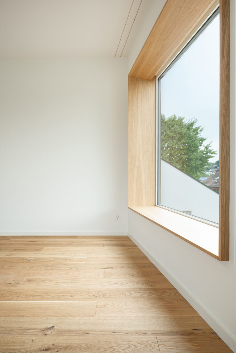Foto eines Sitzfensters mit Holz und Parkett.