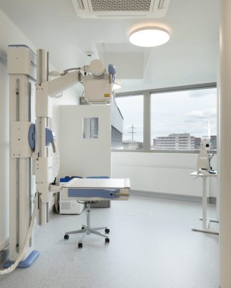 Foto eines hellen modernen Röntgenraumes mit grosser Fensterfront.