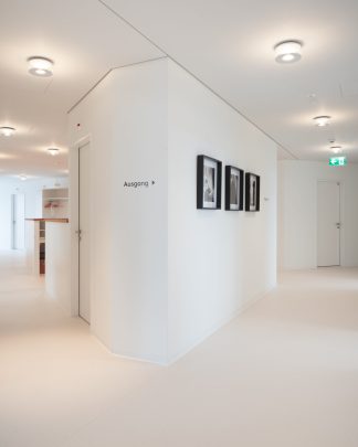 Foto mit Blick auf hell erleuchtete Praxisräume.