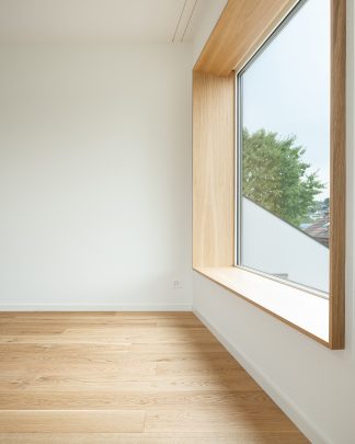 Foto eines Sitzfensters mit Holz und Parkett.