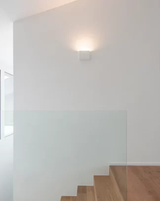 Hell, moderne und freundliche Treppensituation in einem Einfamilienhaus